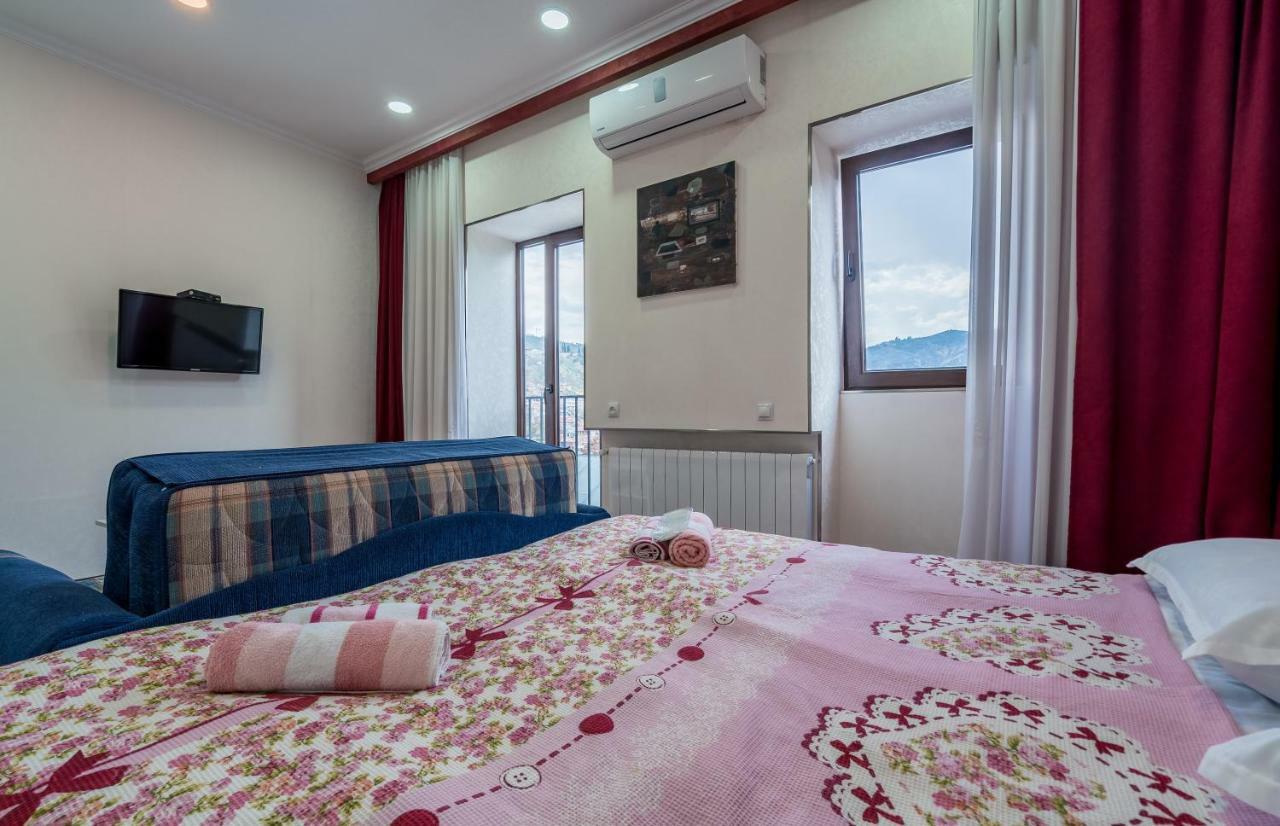 Apartments Near Metekhi Cathedral Tbilisi Luaran gambar